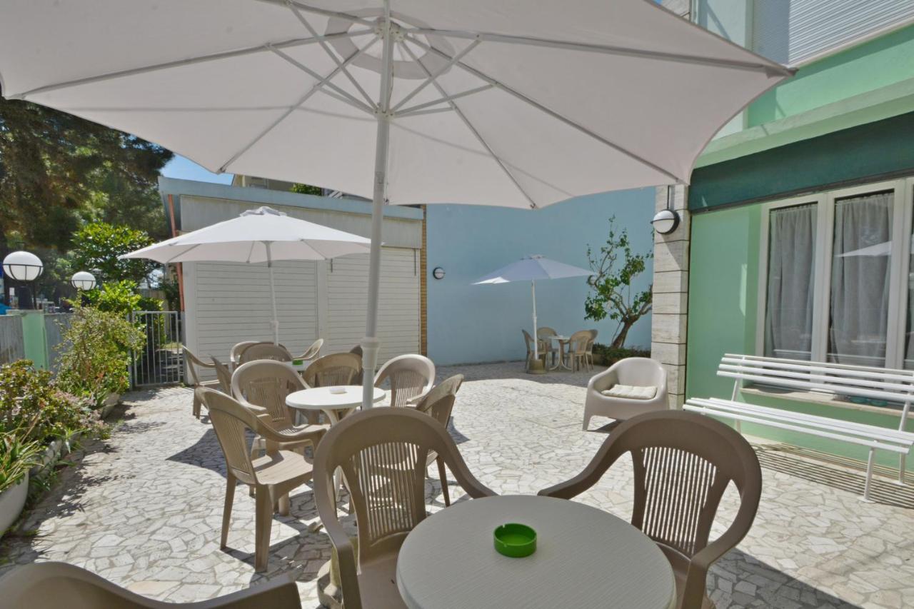 Hotel Maddalena Марина-ди-Равенна Экстерьер фото